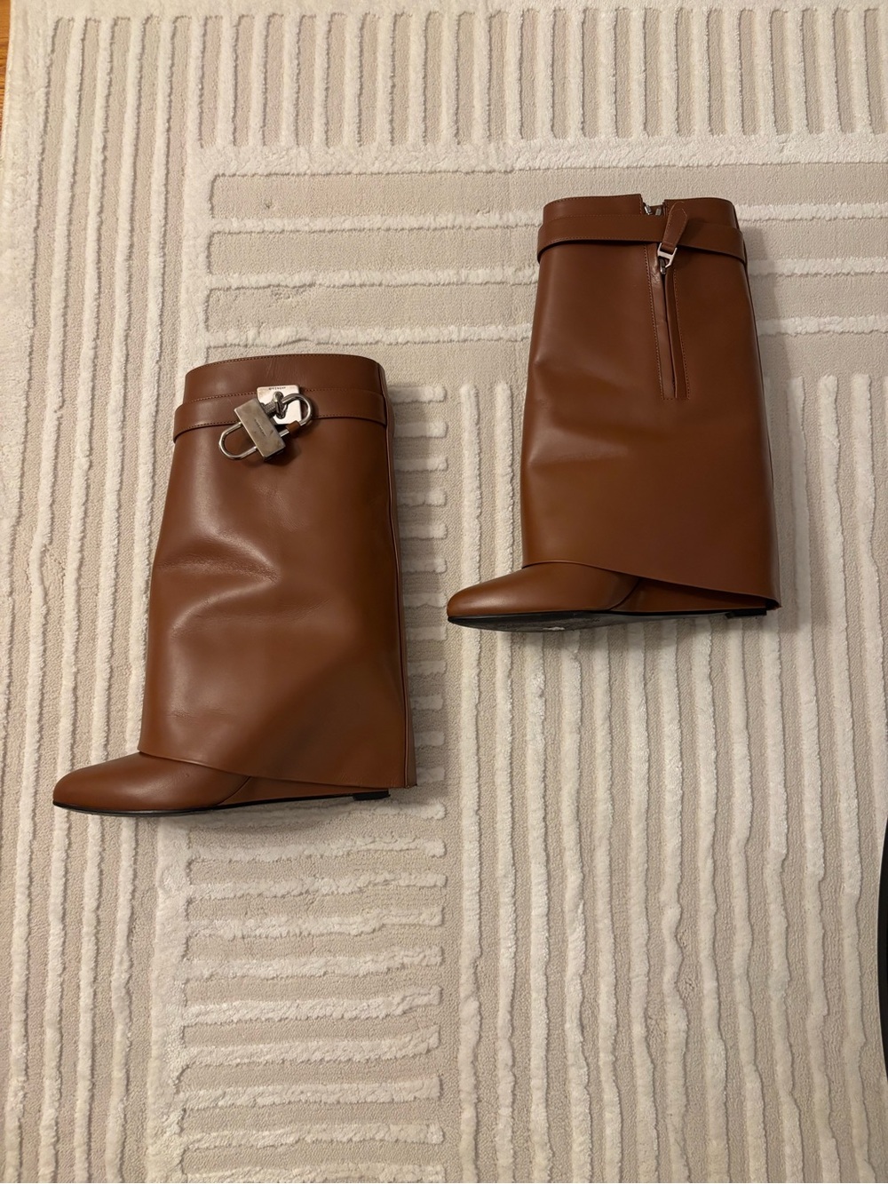 Givenchy Shark Lock Ankle Boots in leather - Picture 2 of 8